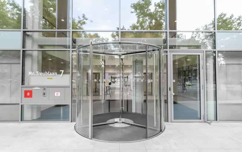 Werkplekken huren Amsterdam: Creatieve kantoorruimte met snelle wifi