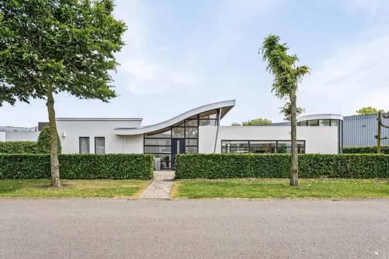 Bungalow met bedrijfshal te Uden