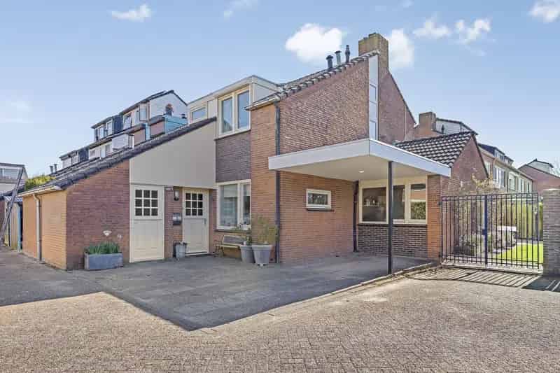 Ruime Hoekwoning met Tuin en 3 Slaapkamers te Koop