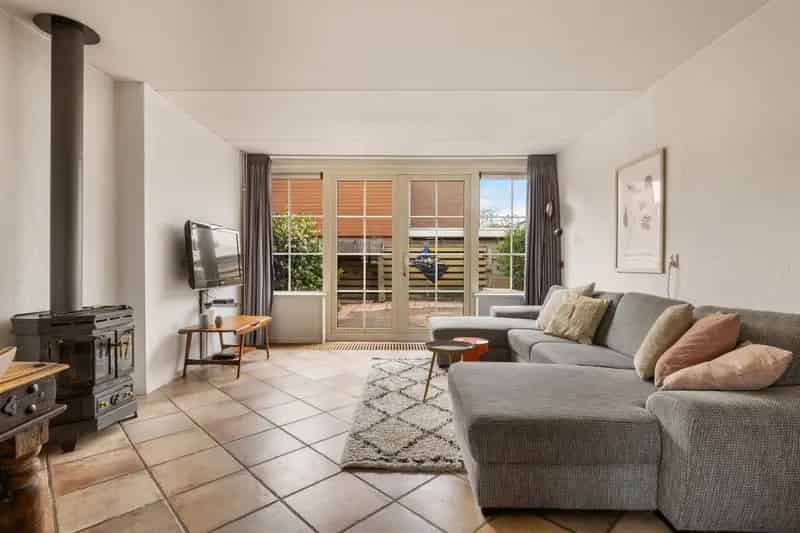 Huis te koop Oostzaan: Hoekwoning met uitbouw en extra kamer