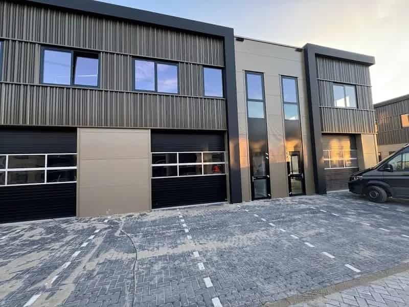 Bedrijfsunit Heinenoord 165m2 te Huur of Koop