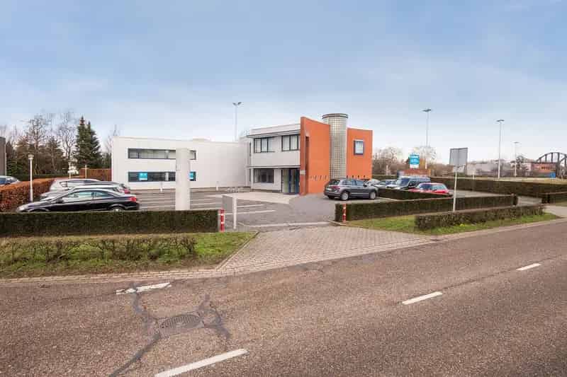 Bedrijfshal te huur Beek Limburg 300m2 Opslag Kantoor