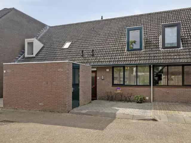 Woning te koop Roosendaal: Knusse woning met berging en moderne keuken