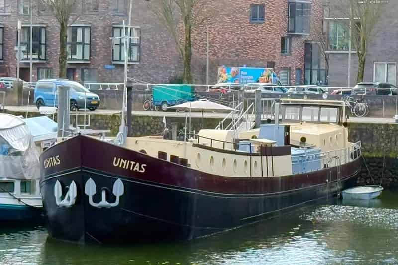 Ruim Woonschip te Koop op Kop van Zuid Rotterdam