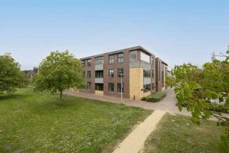 Ruim appartement te koop in Etten-Leur met havenzicht