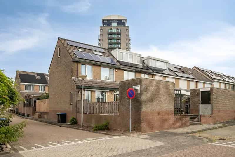 Huis te koop Spijkenisse: 4 Kamer Eengezinswoning met Moderne Keuken en Tuin