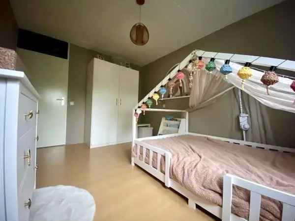 Ruime 2-onder-1-kap woning met garage en tuin