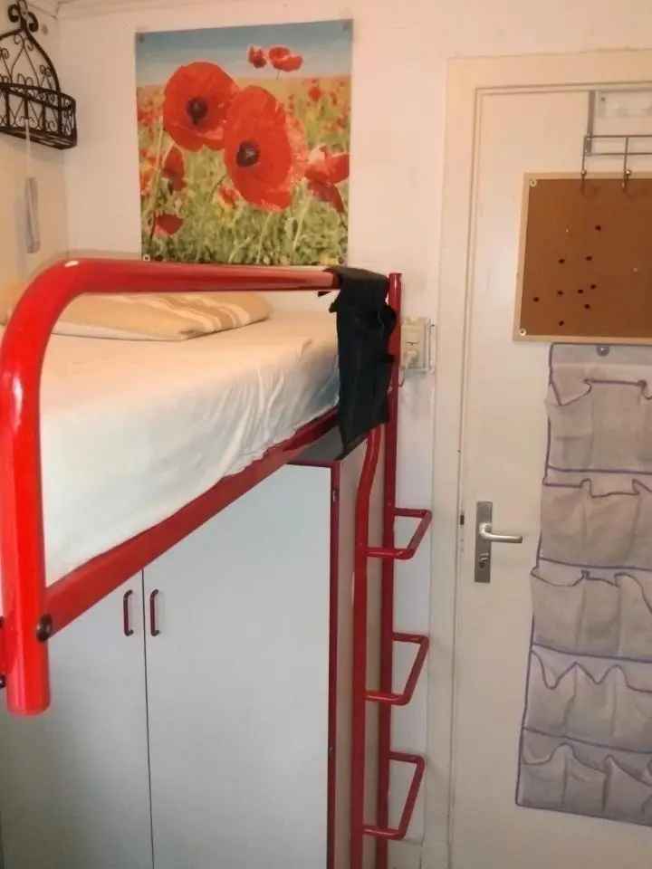 Very SHORT TERM. FURNISHED Small Room.  