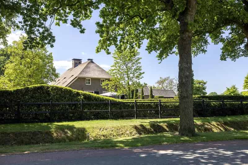 Luxe Rietgedekte Landhuis met Paardenfaciliteiten te Hierden