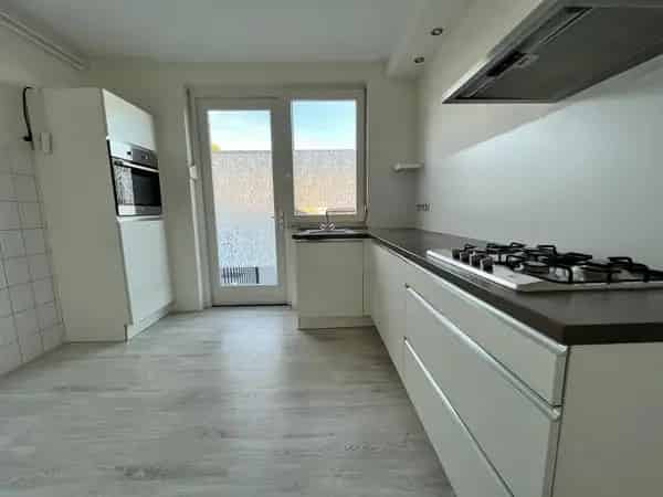 Ruime Eengezinswoning 3 Slaapkamers Nabij Winkels