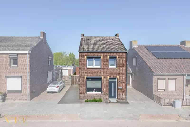 Vrijstaande woning met ruime aanbouw en privacyrijke tuin