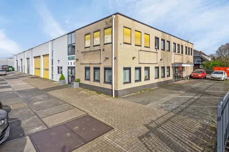 Bedrijfshal Harmelen 857m2 Showroom Kantoren Parkeerplaatsen