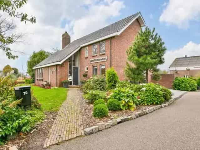 Vrijstaande woning met pakschuur en kassen De Kwakel