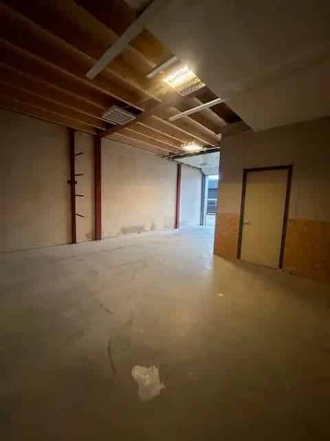 Bedrijfshal te Huur Zaltbommel 180m2 Kantoor Airco Parkeerplaatsen