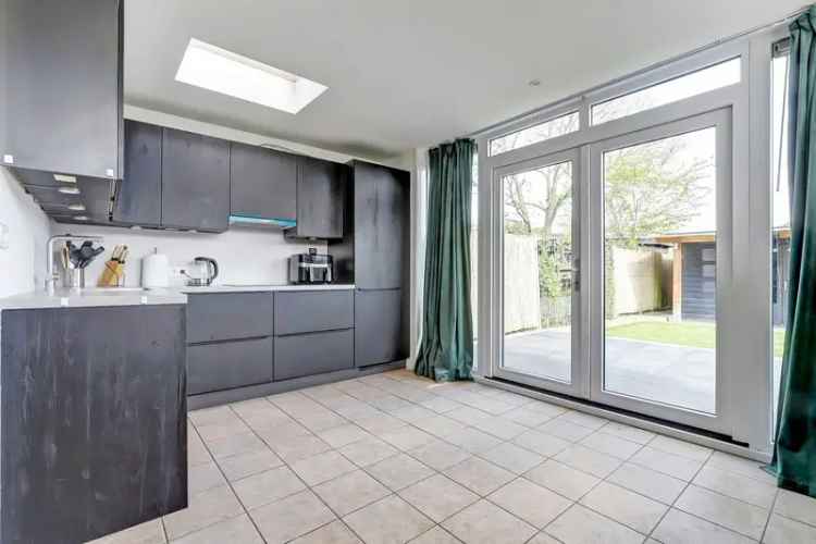 Ruime Tussenwoning Twello 4 Slaapkamers 2 Badkamers Zonnepanelen