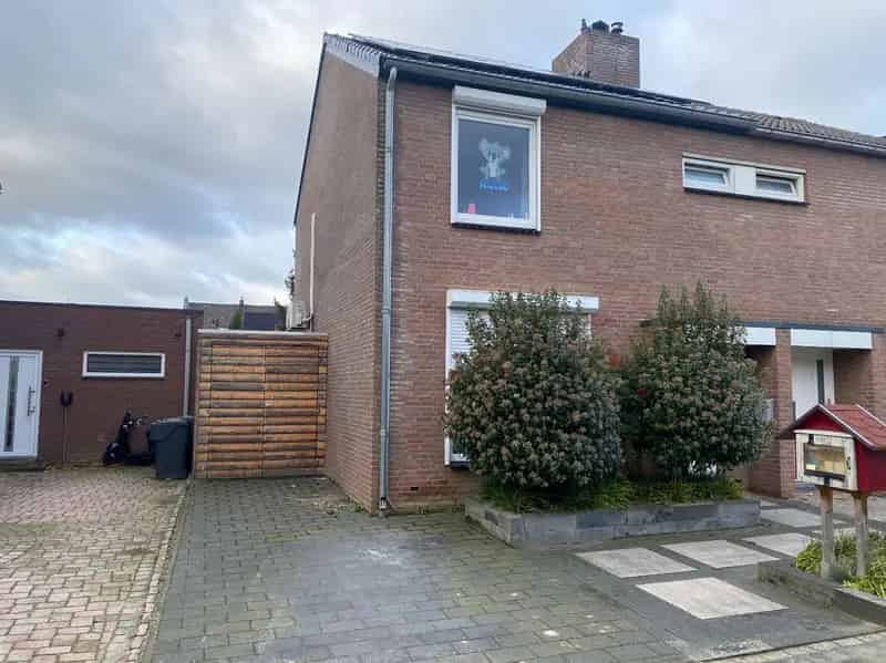 Halfvrijstaande woning Geleen met garage en tuin