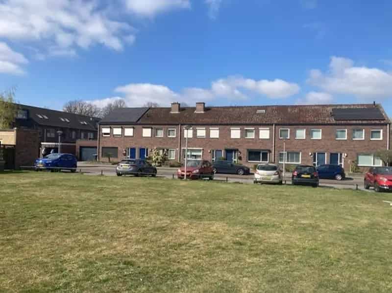 5 Slaapkamers Tussenwoning Nabij Winkels Scholen