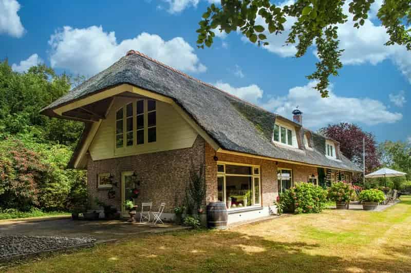 Landhuis Enspijk 270m2 33610m2 perceel  Eigen plas Rietgedekt
