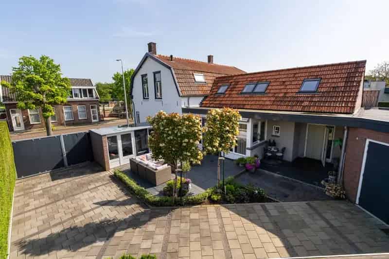 Huis te koop Vlijmen: Luxe woning met winkelruimte