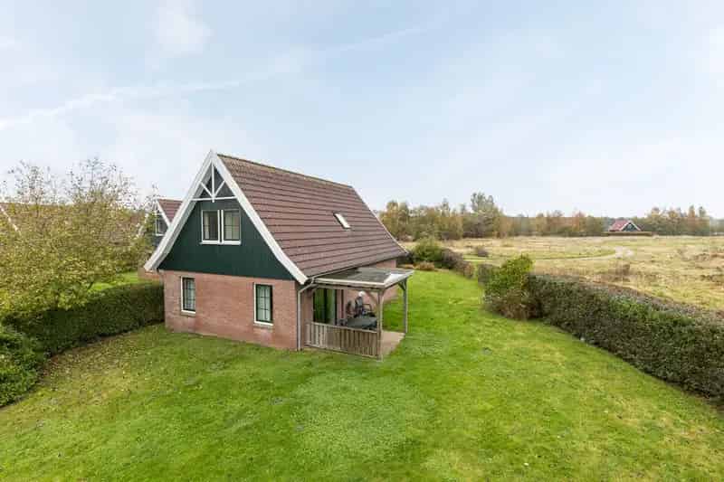 Vrijstaande Recreatiewoning Aan Het Kanaal Met Sauna
