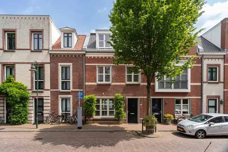 Huis te koop Bussum: Luxe Stadswoning met Tuin en Parkeerplaats