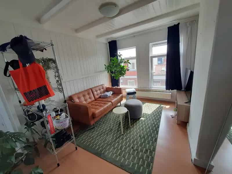 Etage met eigen keuken voor studerend meisje