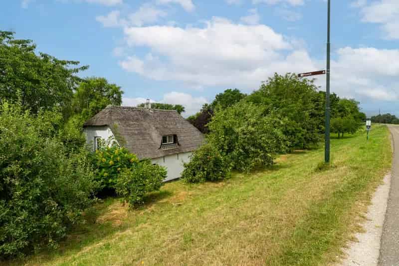 Boerderij met 1460m2 grond en veel potentie te Altena