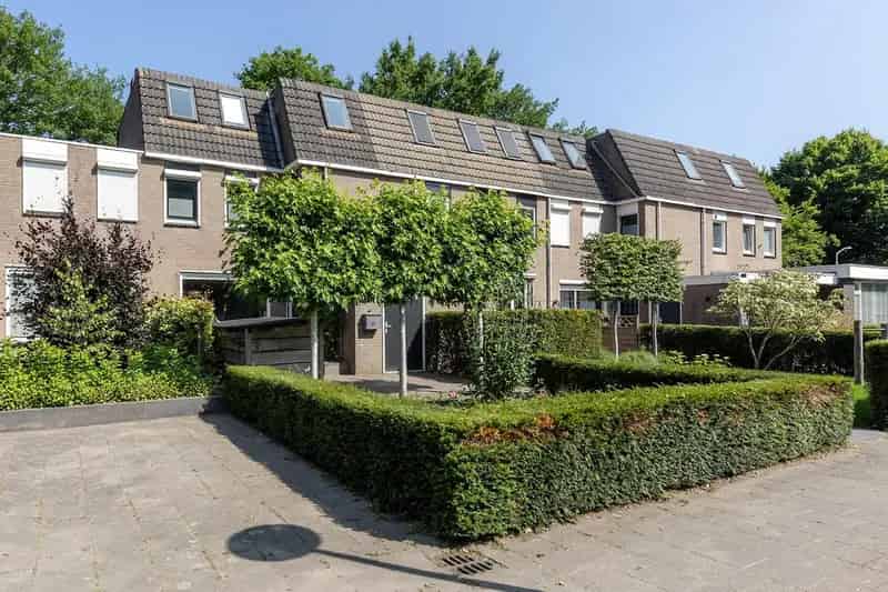 Ruime Tussenwoning 4 slaapkamers Uitbouw Moderne Keuken Grote Tuin