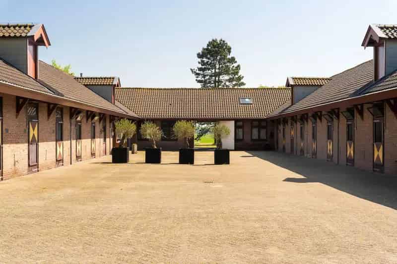 Huis te koop Wassenaar: Hippisch Centrum met 31 Paardenboxen