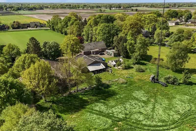 Boerderij met 2 adressen en 3 hectare grond te koop