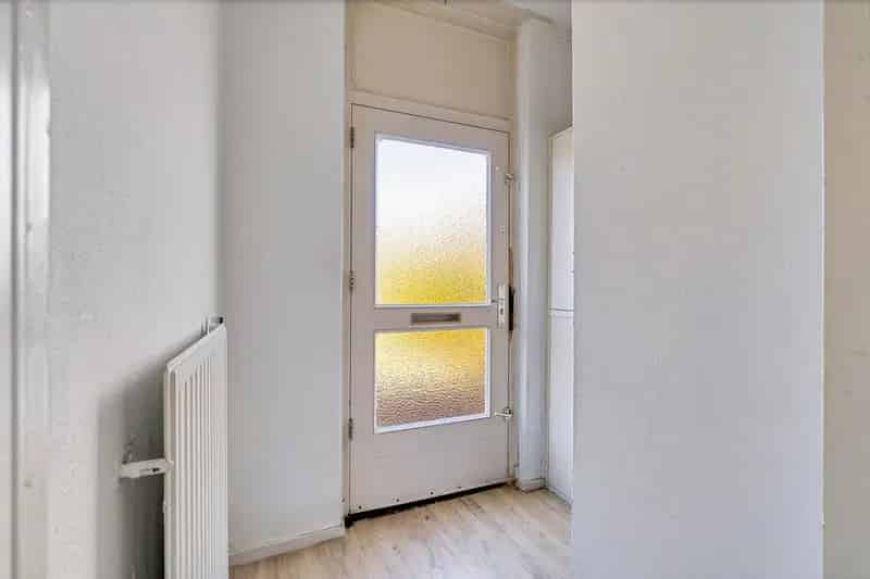 Tussengelegen woning te renoveren met tuin en garage