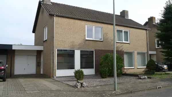 Gestoffeerde 2-onder-1-kap woning Heer 4 slaapkamers tuin garage