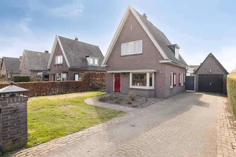 Jaren 30 woning te koop in Eefde: 3 slaapkamers, garage en grote tuin