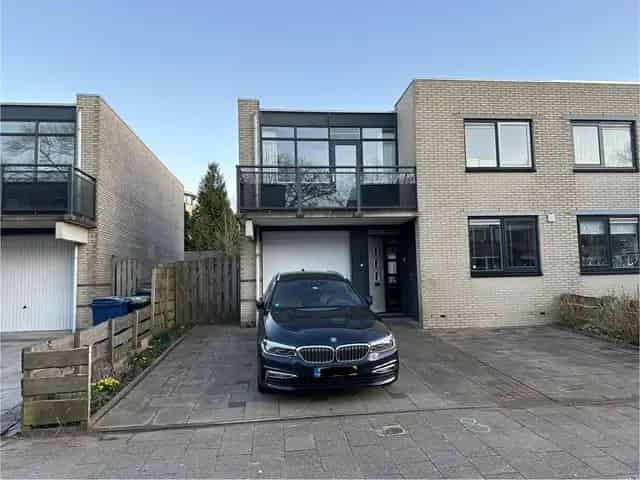 2-onder-1-kap woning te huur Almere 137m2 3 kamers
