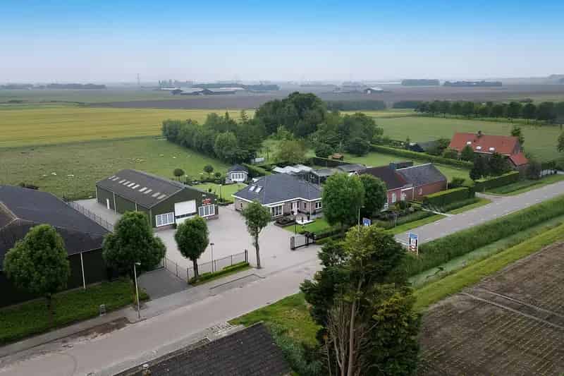 Bedrijfshal Kruisland te koop: Villa met bedrijfspand