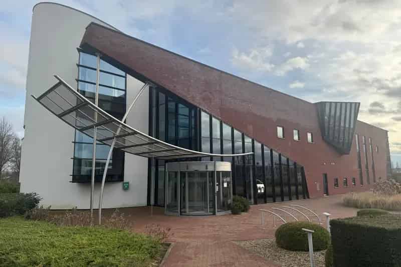 Kantoorruimte Heythuysen 1711m² 80 parkeerplaatsen
