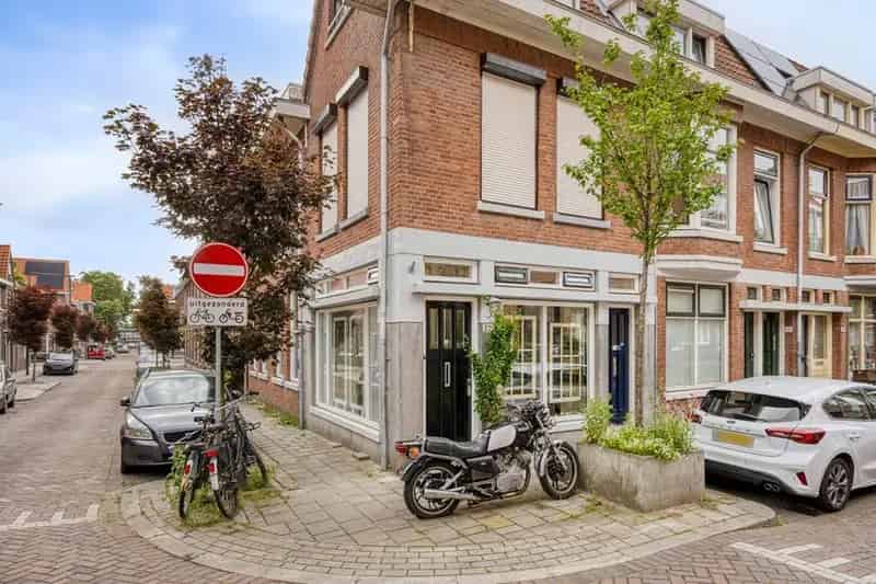 Geheel Gemoderniseerde Benedenwoning 47m2 Glas-in-lood
