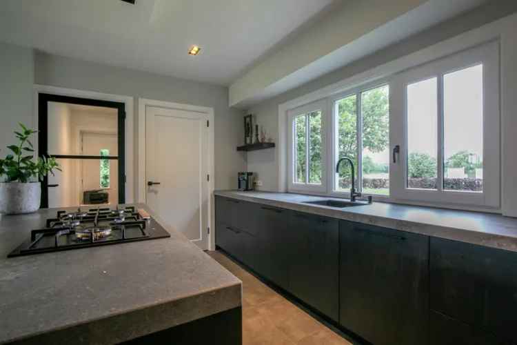 Luxe Villa met Zwembad en Stal nabij Terschuur