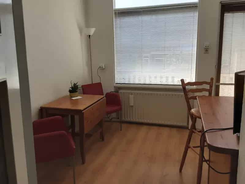Te Huur: Klein Appartement 1e Etage Nabij Metro