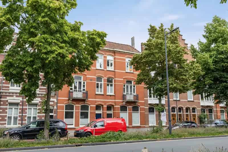 Appartement te koop Den Bosch: Sfeervolle bovenwoning met 2 slaapkamers en terras