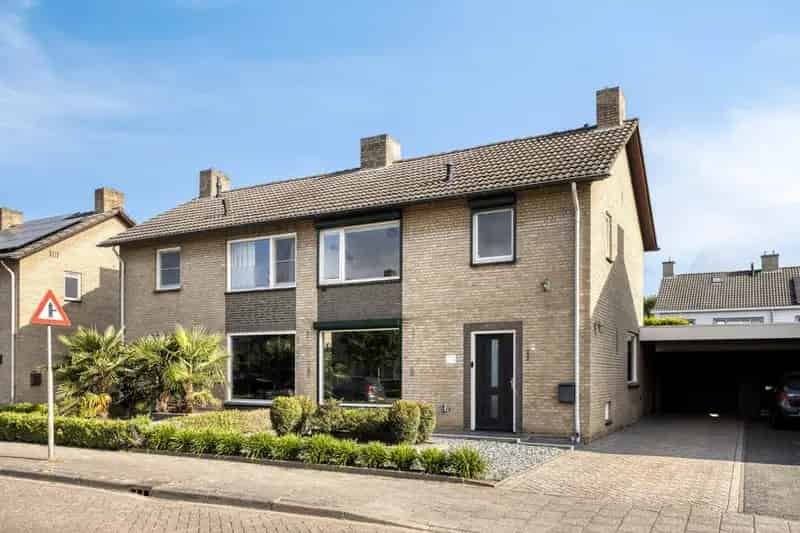 Instapklare Halfvrijstaande Woning Nabij Centrum