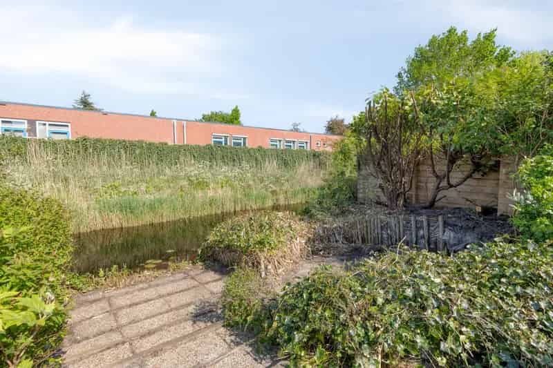 Ruim Familiehuis met Royale Tuin en Carport Koog aan de Zaan