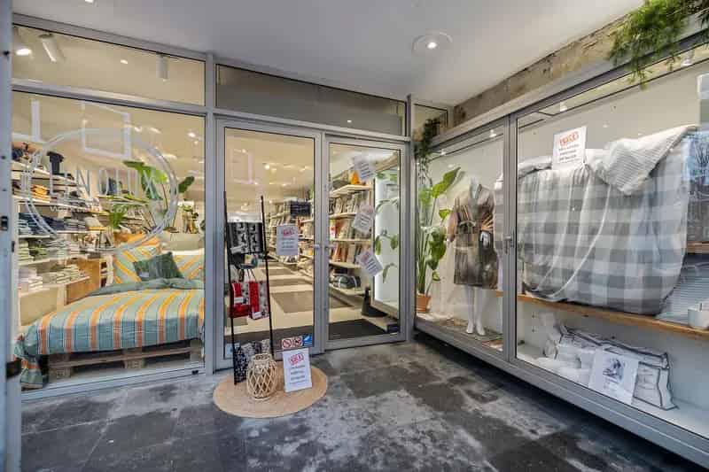 Winkel te huur Sneek Kruizebroederstraat 102m2 magazijn