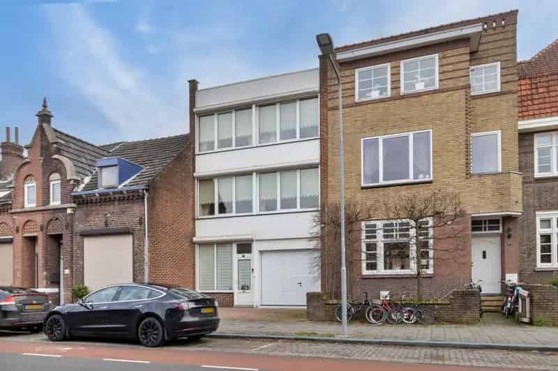 Bedrijfshal Venlo 790m2 met Woning 3 slaapkamers