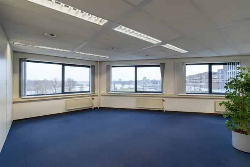 Kantoorruimte Venlo: 1646 m² modern pand aan de Maas