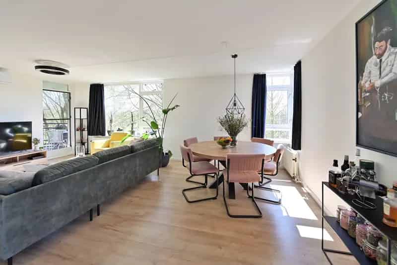 Licht 3-kamer appartement Huizen met balkon en uitzicht op water