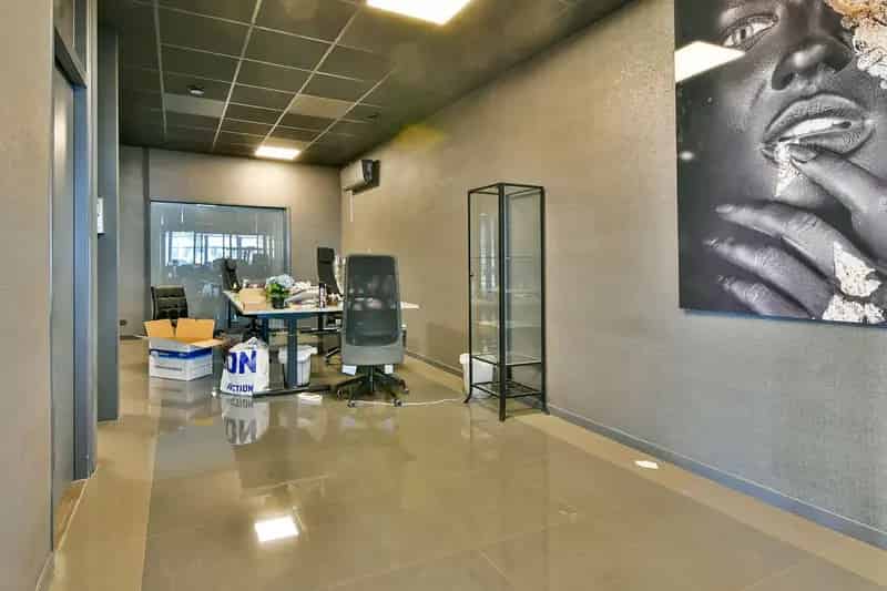 Bedrijfshal te Huur Hoofddorp Autoshowroom 1325m²