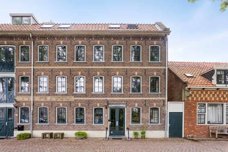 Rijksmonumentaal Kaaspakhuis met 5 slaapkamers en grachtuitzicht