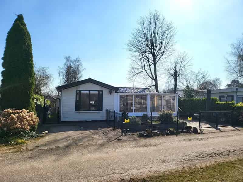 Recreatiechalet te koop met vijverzicht