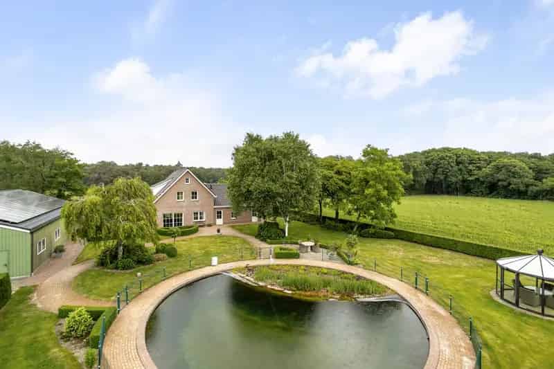 Ruime Vrijstaande Woning Rucphen 7 slaapkamers Zwemvijver 4 hectare